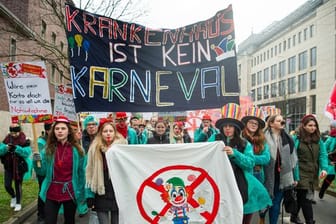 "Krankenhaus ist kein Karneval": Mitarbeiter der Unikliniken demonstrieren in Düsseldorf.