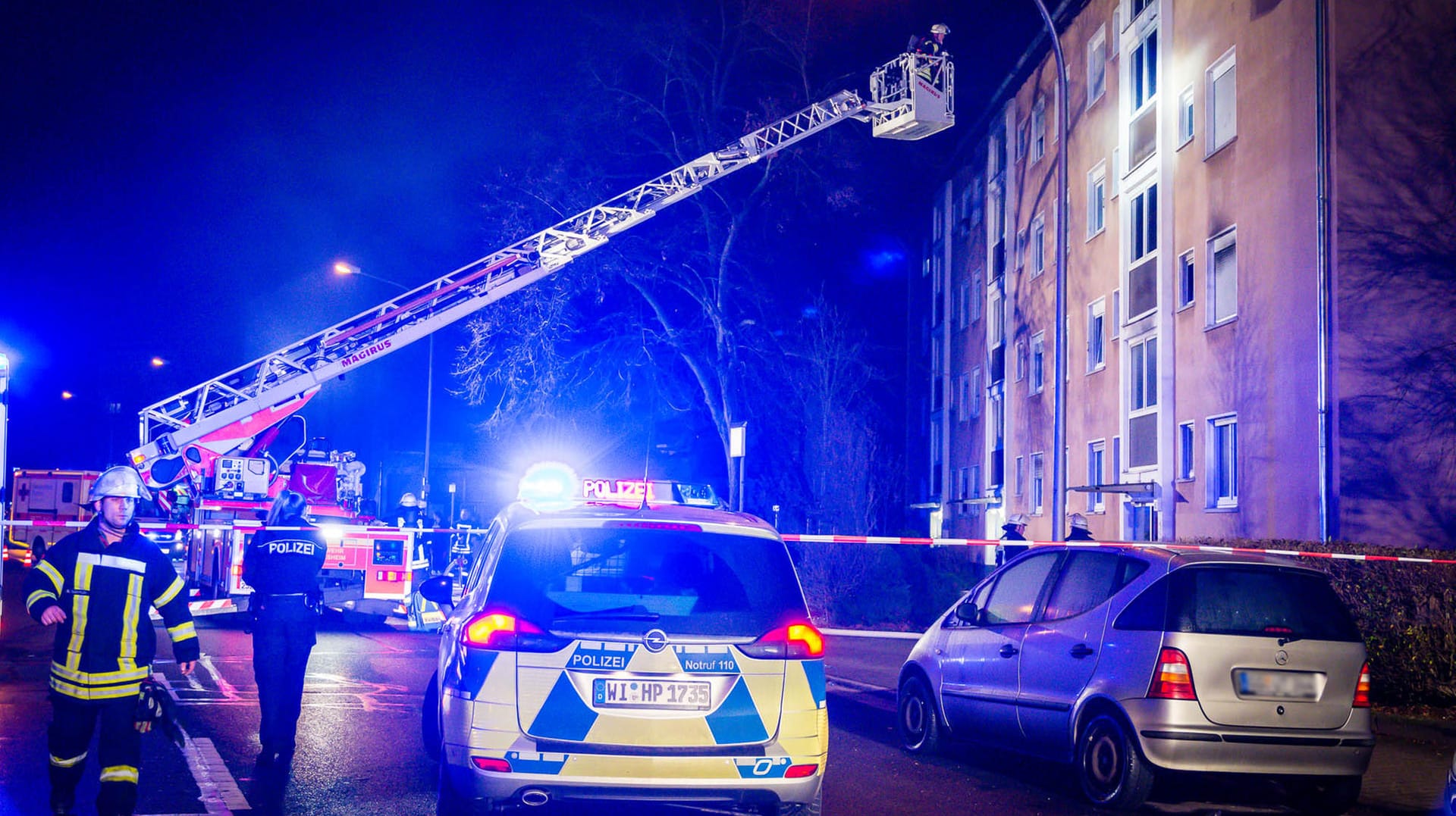Polizei und Feuerwehr bei dem Einsatz: Ein 39-Jähriger starb, nachdem er sich aus einem Fenster stürzte – mutmaßlich aus Angst vor den Flammen. (Archivbild) Polizei und Feuerwehr bei dem Einsatz: Ein 39-Jähriger starb, nachdem er sich aus einem Fenster stürzte – mutmaßlich aus Angst vor den Flammen. (Archivbild)