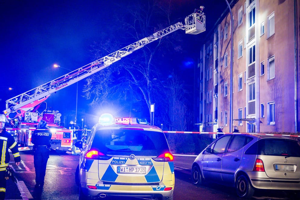 Polizei und Feuerwehr bei dem Einsatz: Ein 39-Jähriger starb, nachdem er sich aus einem Fenster stürzte – mutmaßlich aus Angst vor den Flammen. (Archivbild)