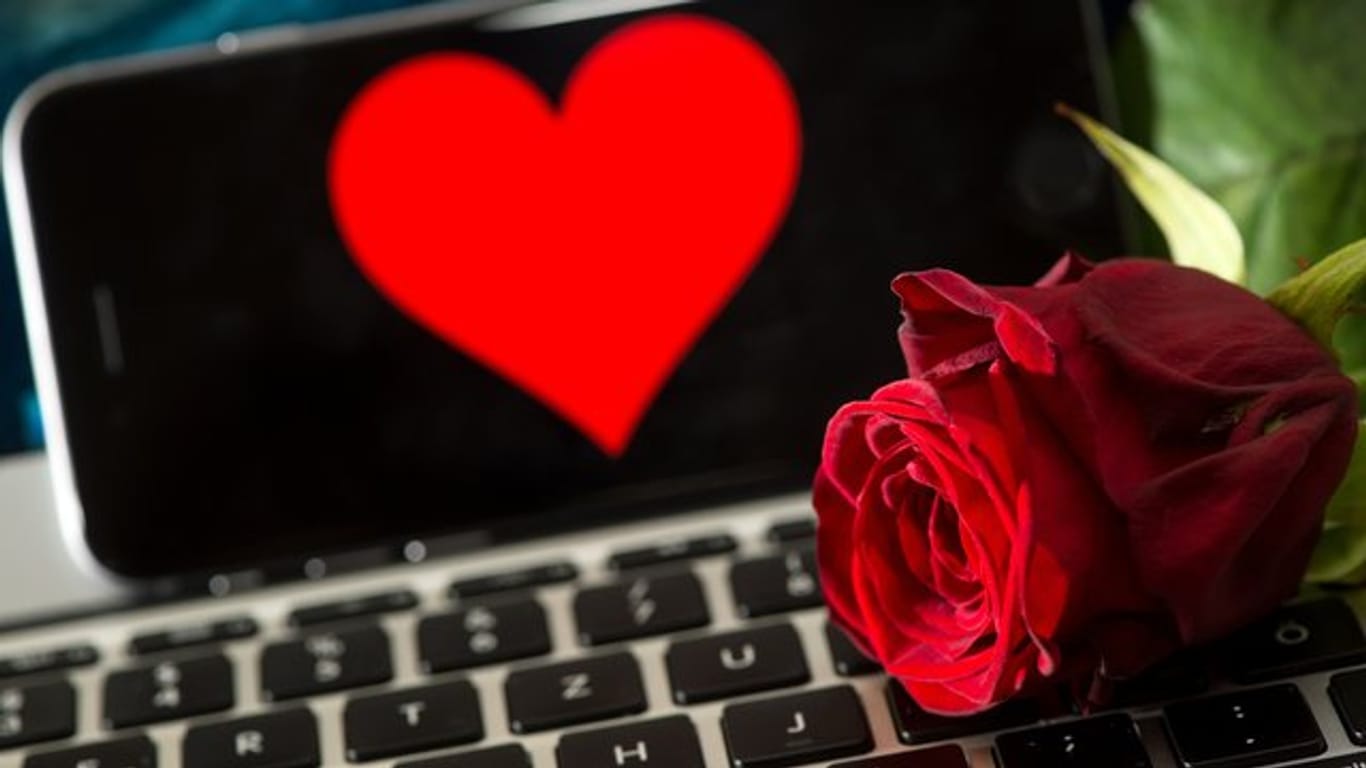 Viele Menschen hoffen, online die große Liebe zu finden.