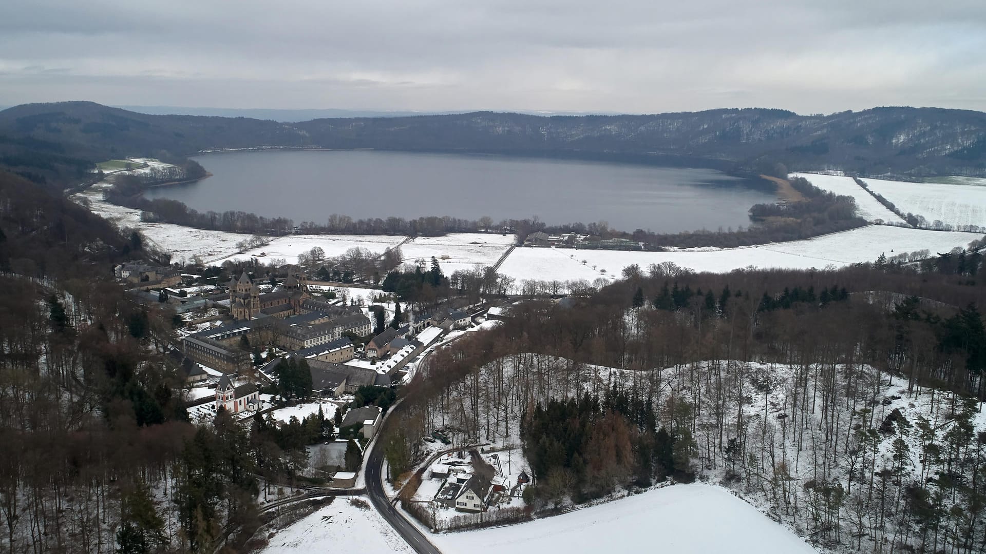 Unter dem Laacher See in der Eifel brodelt ein Vulkan: In der Region kommt es auch immer zu schwachen Erdbeben.