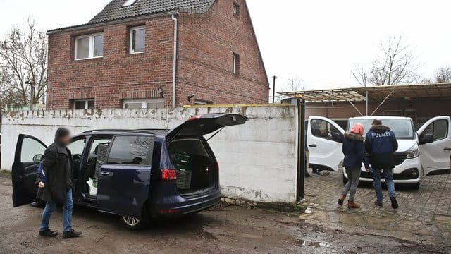 Polizeibeamte stehen vor einem Haus in Neuss. Polizeibeamte stehen vor einem Haus in Neuss.