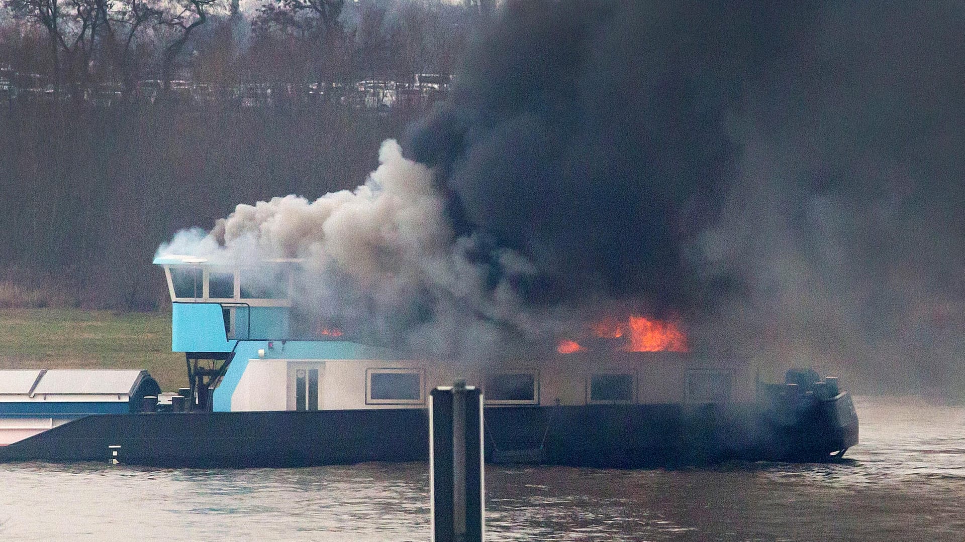 Ein Schiff brennt auf dem Rhein bei Duisburg: Aus bisher unbekannter Ursache ist in Höhe des Rheinkilomters 773 das Frachtschiff in Brand geraten. Ein Schiff brennt auf dem Rhein bei Duisburg: Aus bisher unbekannter Ursache ist in Höhe des Rheinkilomters 773 das Frachtschiff in Brand geraten.