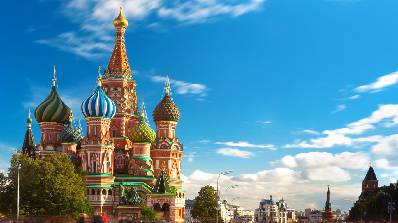 Basilius Kathedrale: Wer günstig nach Russland reisen möchte, sollte es bald tun. Für einen Euro bekommen Sie 70 Rubel.