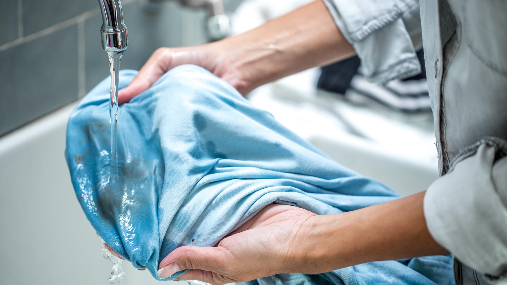 Verschmutzte Kleidung: Je schneller man die Flecken unter Wasser hält, desto einfacher lassen sie sich entfernen.