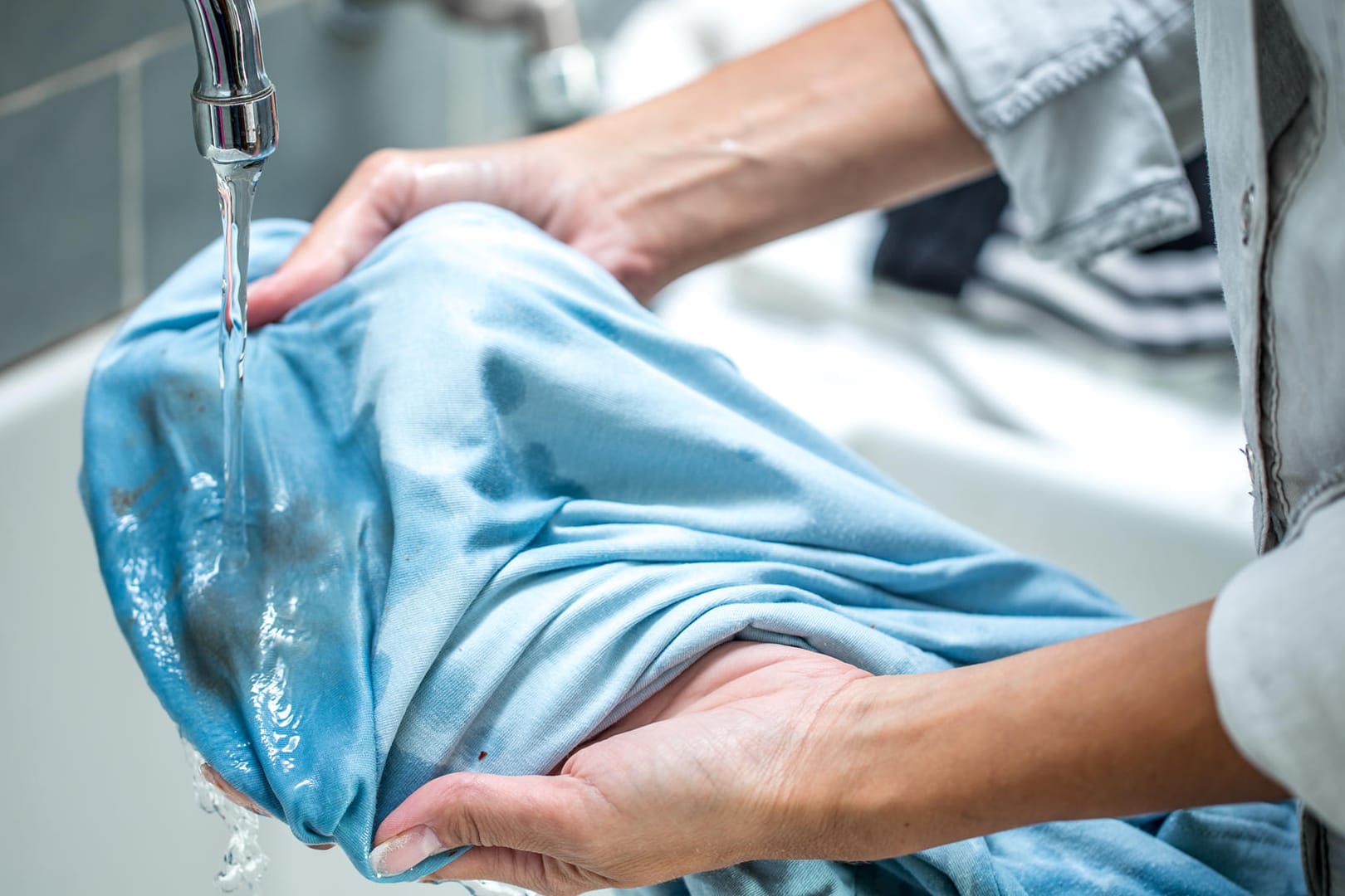 Verschmutzte Kleidung: Je schneller man die Flecken unter Wasser hält, desto einfacher lassen sie sich entfernen.