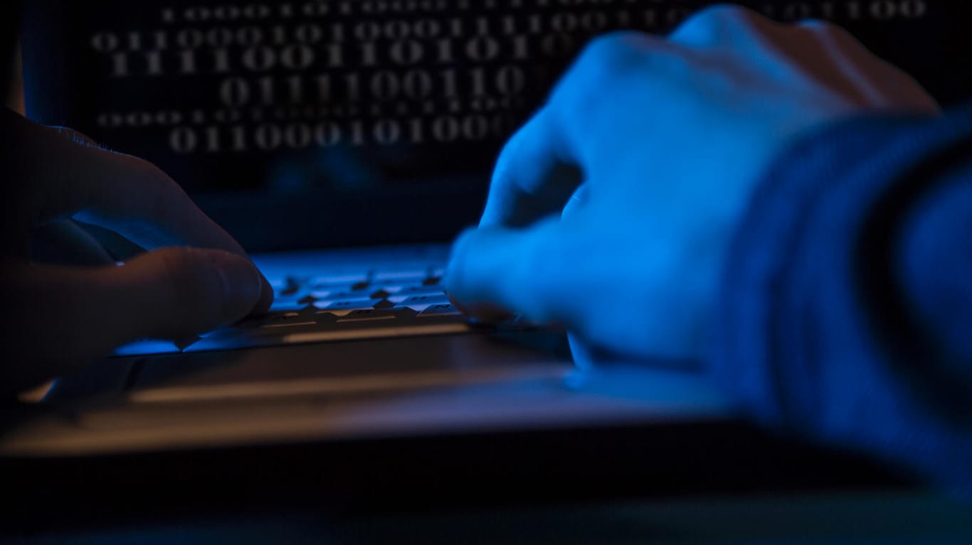 Ein Mann nutzt einen Computer (Symbolbild): Ein Hacker verkauft knapp 617 Millionen Nutzer-Accounts im Darknet.