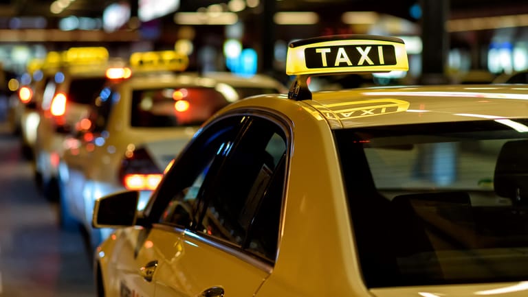 Taxi: Der Preis für den Transfer ins Zentrum variiert stark.