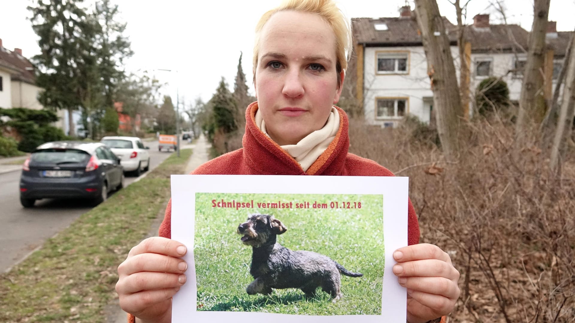 Dackel vermisst: Maxi Schwebig, Tochter der Hundehälterin, hält ein Bild mit dem vermissten Dackel «Schnipsel» in die Kamera. Sie organisiert die Suche nach der sieben Jahre alten Dackeldame.