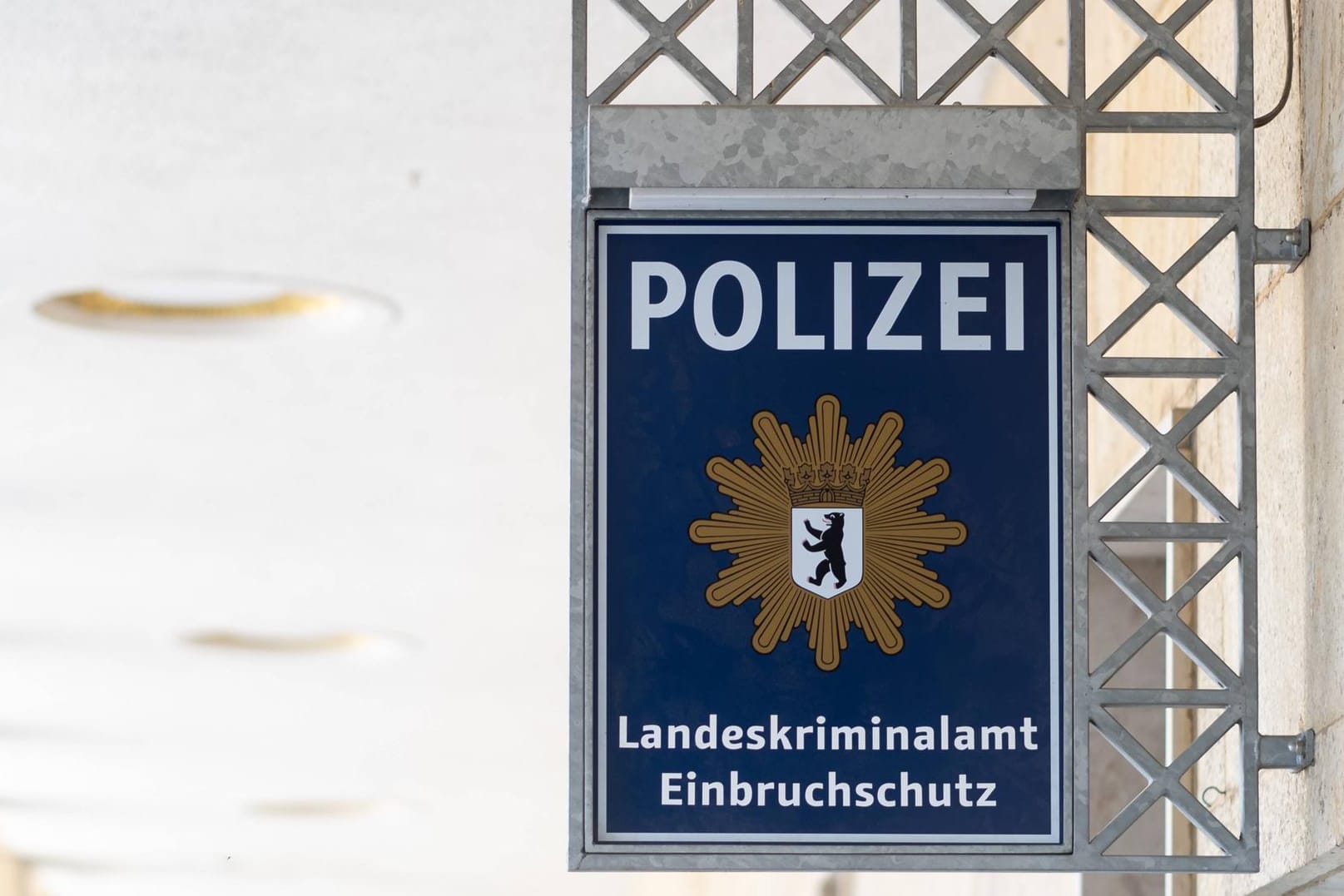 Landeskriminalamt Einbruchschutz in Berlin (Symbolbild): Auf der Suche nach Diebesgut ist ein Drogenkonsument zunächst unbemerkt in das Gebäude marschiert.