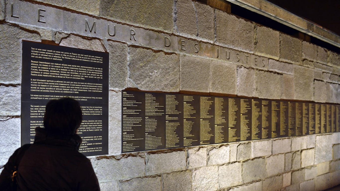 Tafel zum Gedenken an den Holocaust in Paris (Symbolbild): In Frankreich hat es 2018 deutlich mehr antisemitische Vorfälle gegeben als zuvor.