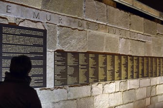 Tafel zum Gedenken an den Holocaust in Paris (Symbolbild): In Frankreich hat es 2018 deutlich mehr antisemitische Vorfälle gegeben als zuvor.
