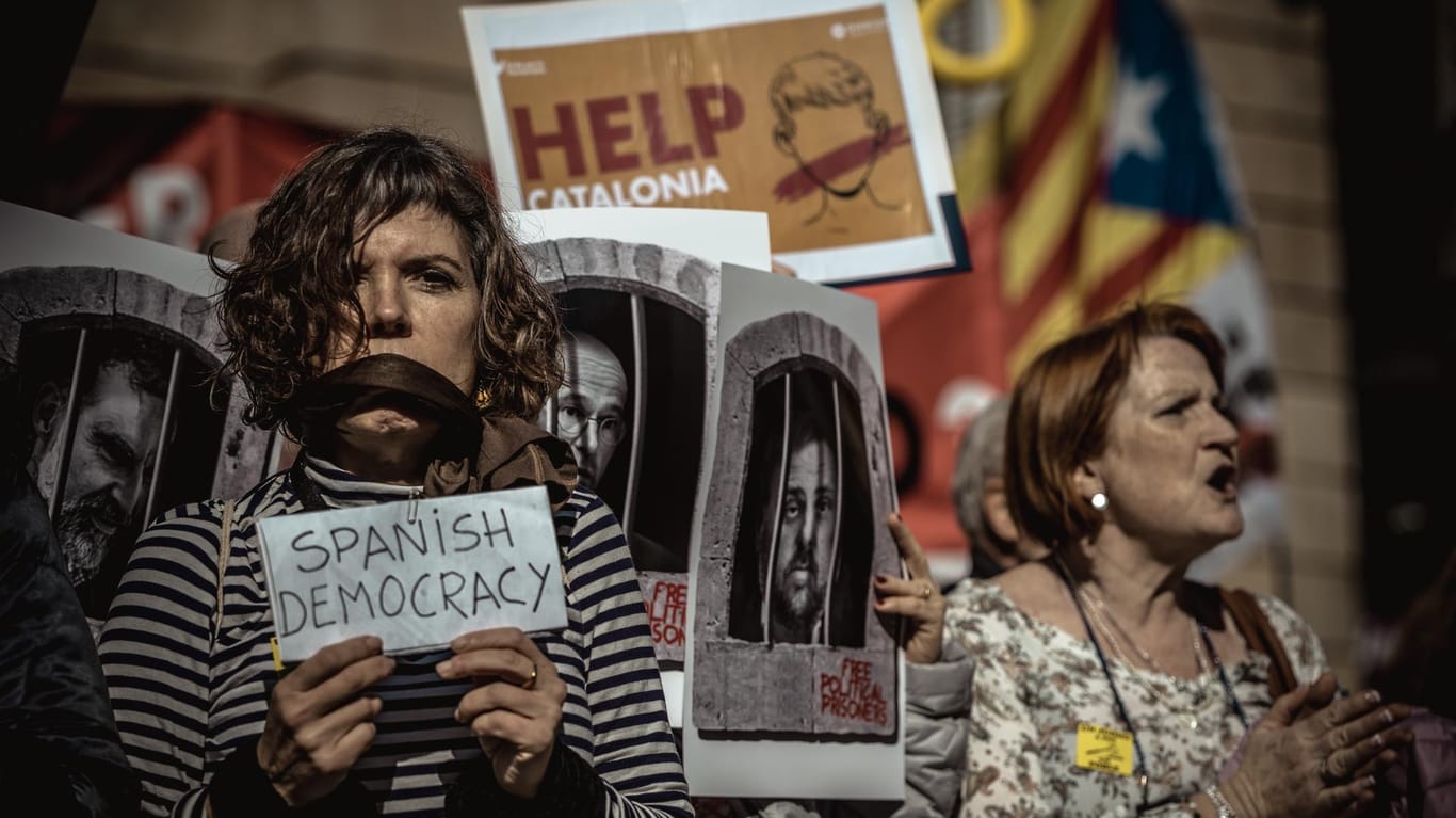 Teilnehmerinnen einer Kundgebung von Befürwortern der katalanischen Unabhängigkeit: In Madrid hat ein Prozess gegen zwölf Separatistenführer begonnen.