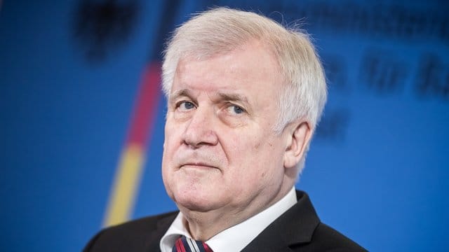 Die Prüfung gilt laut Minister Seehofer ganz generell, "für Rechts- wie für Linksradikale". Die Prüfung gilt laut Minister Seehofer ganz generell, "für Rechts- wie für Linksradikale".