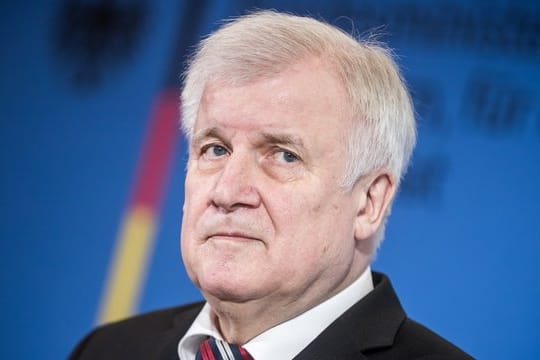 Die Prüfung gilt laut Minister Seehofer ganz generell, "für Rechts- wie für Linksradikale".