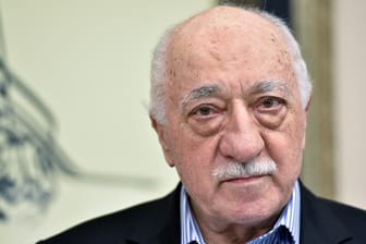 Fethullah Gülen: Die Generalstaatsanwaltschaft in Ankara hat die Festnahme von mehr als tausend mutmaßlichen Anhängern im Zusammenhang mit dem Putschversuch vor zweieinhalb Jahren angeordnet.