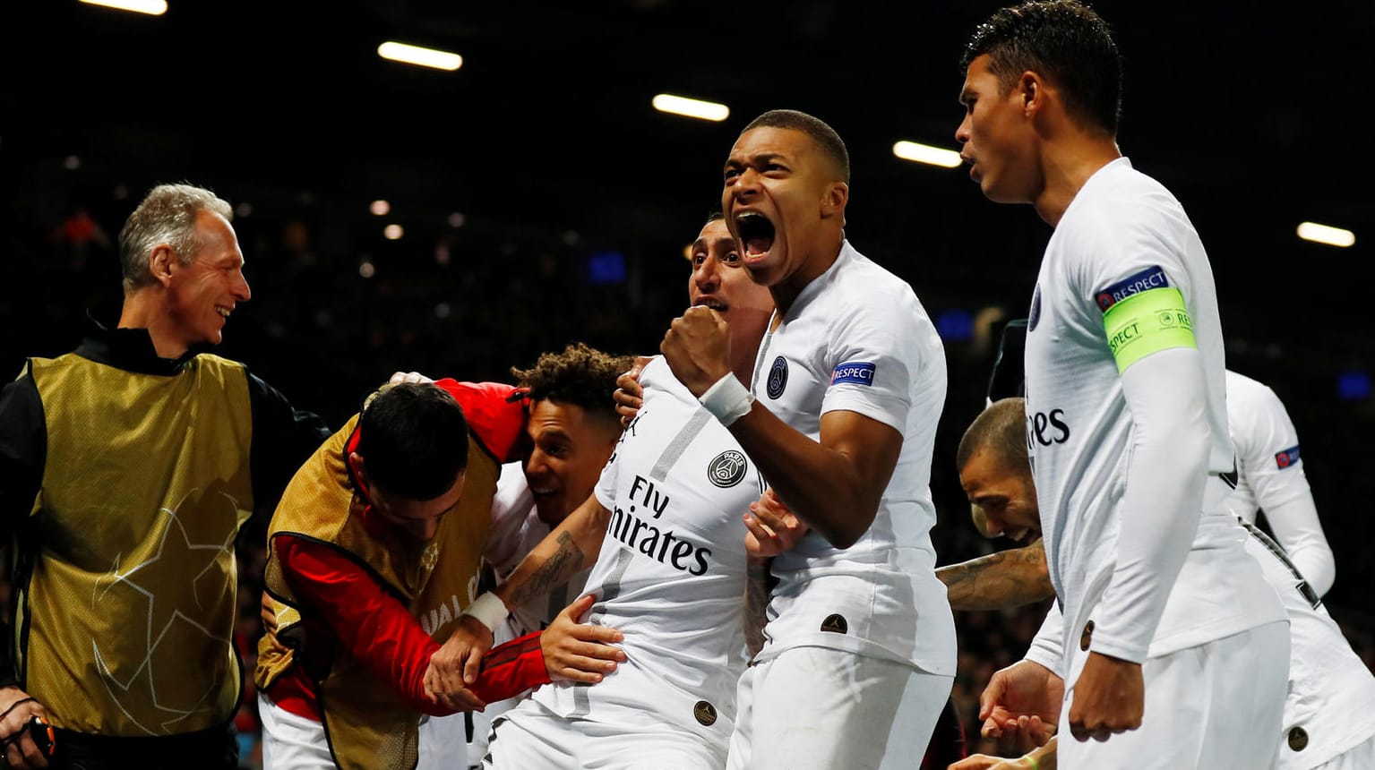 Die Paris-Stars um Torschütze Mbappé (M.) feiern den zweiten Treffer gegen United.