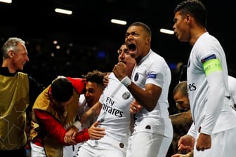 Die Paris-Stars um Torschütze Mbappé (M.) feiern den zweiten Treffer gegen United.