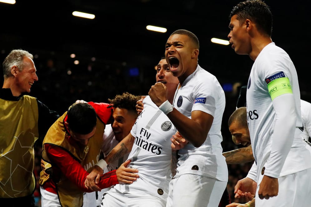 Die Paris-Stars um Torschütze Mbappé (M.) feiern den zweiten Treffer gegen United.