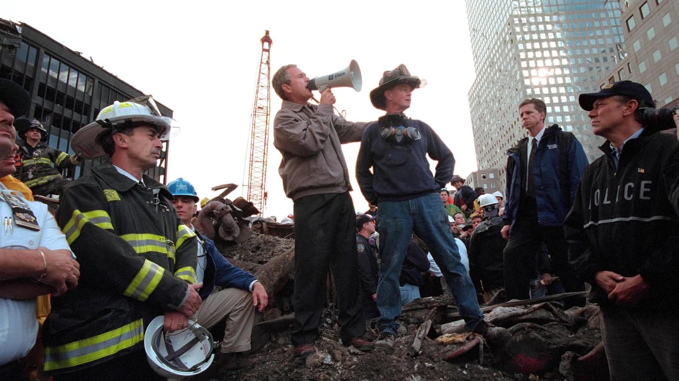 US-Präsident Bush am 14. September 2001 am Ground Zero in New York.