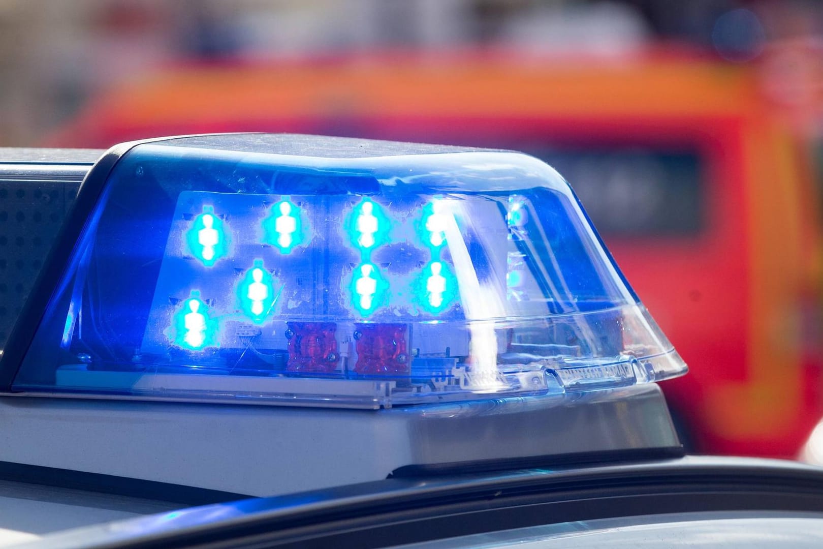 Blinkendes Blaulicht auf dem Dach eines Einsatzfahrzeuges der Polizei: In Wien ist es zu einem Tötungsdelikt gekommen.