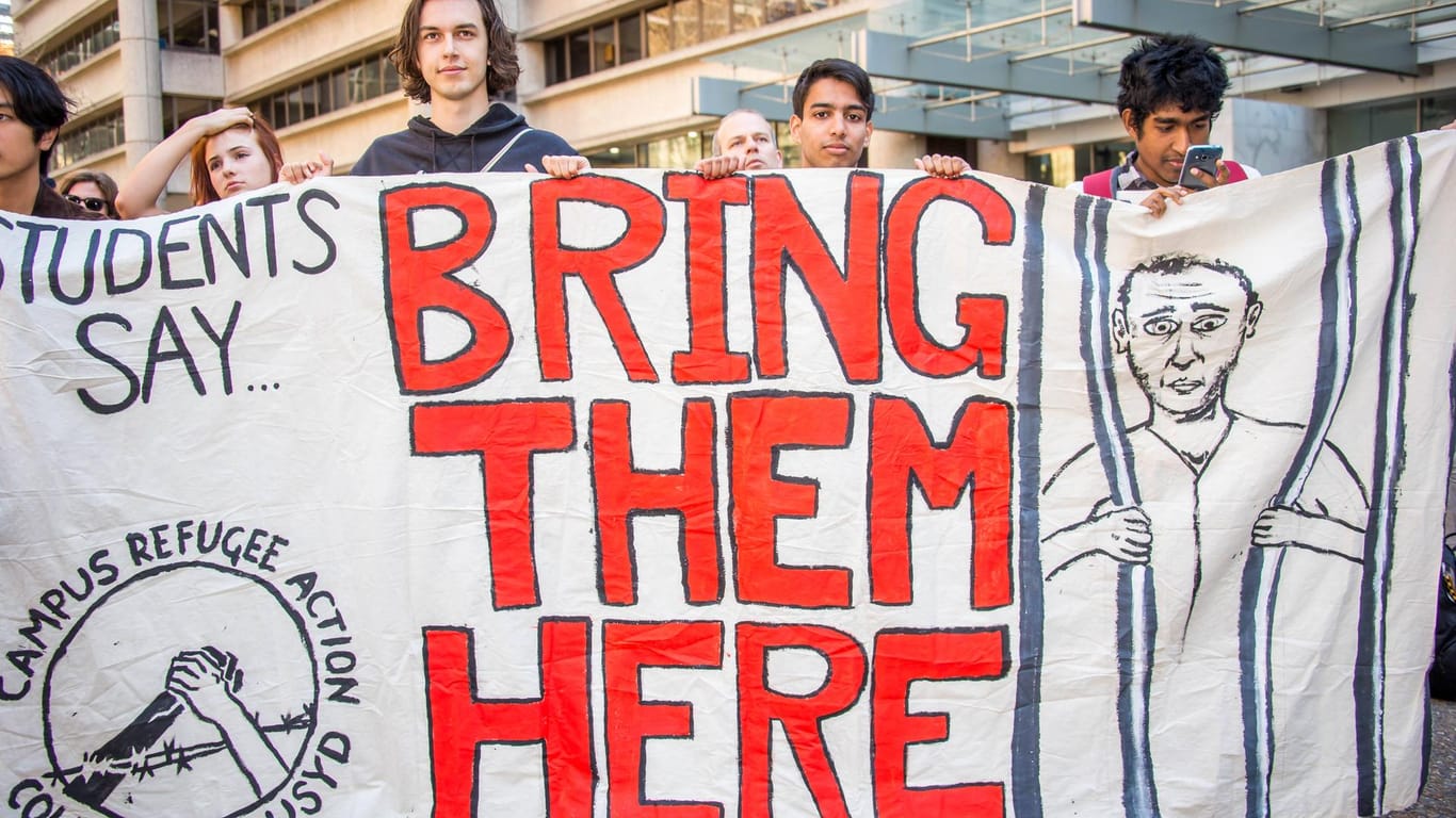 Flüchtlingspolitik in Australien: Demonstranten fordern Unterbringung von Asylsuchenden und Flüchtlingen auf dem Festland.