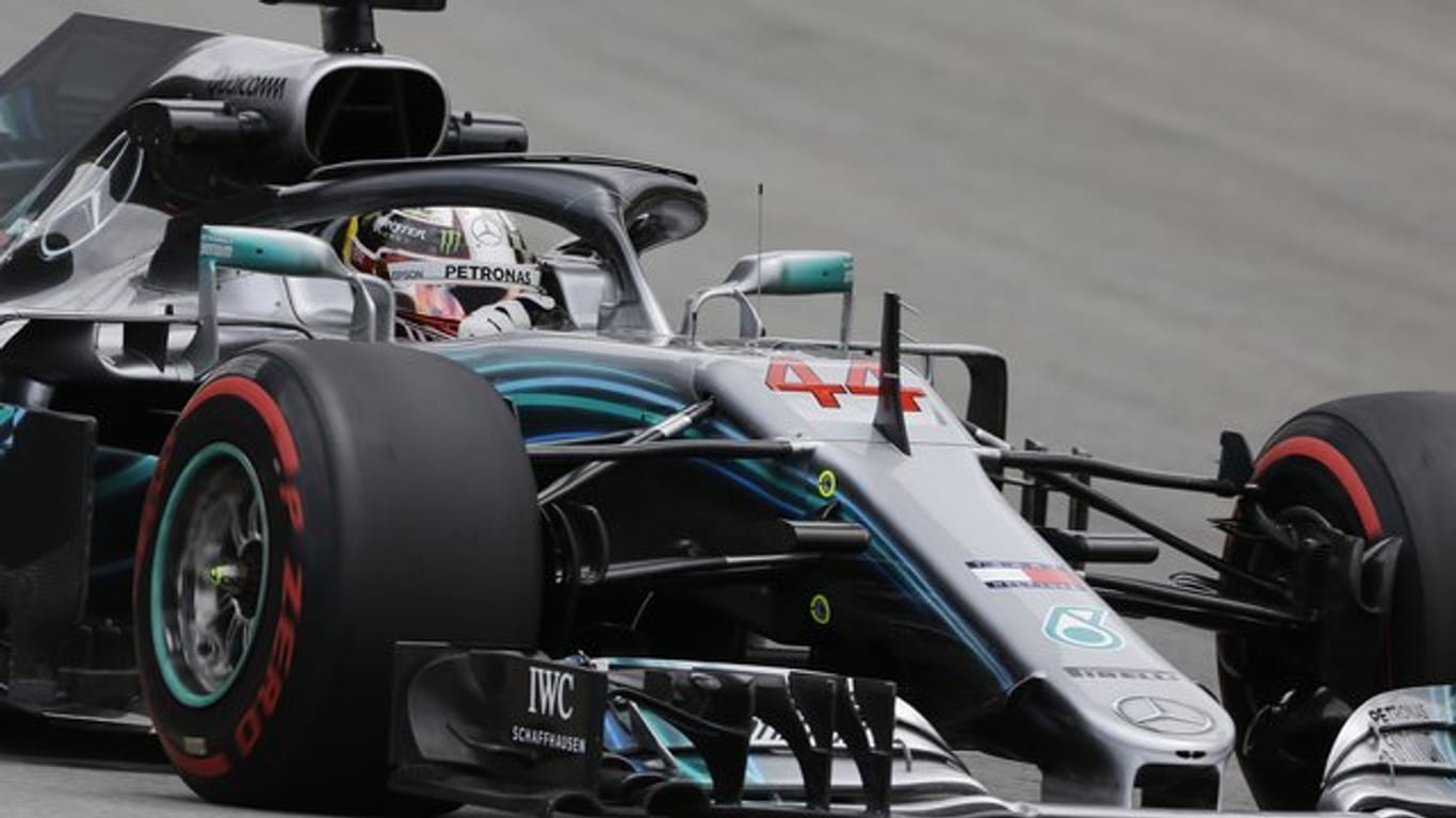 Titelverteidiger im Silberpfeil: Mercedes-Pilot Lewis Hamilton.