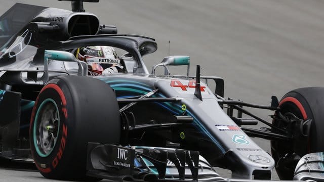 Titelverteidiger im Silberpfeil: Mercedes-Pilot Lewis Hamilton.