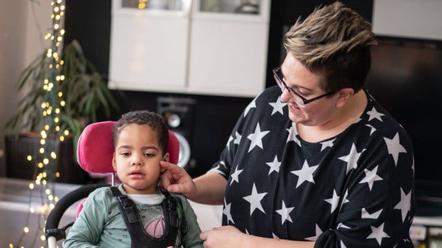 Cordelia ist eine von vier Millionen Patienten in Deutschland mit einer seltenen Erkrankung - in ihrem Fall ein CDKL5-Gendefekt. Cordelia ist eine von vier Millionen Patienten in Deutschland mit einer seltenen Erkrankung - in ihrem Fall ein CDKL5-Gendefekt.