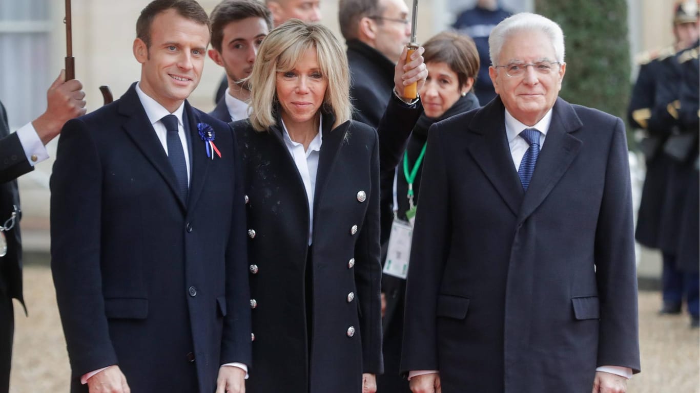 Emmanuel Macron, Brigitte Macron und Sergio Mattarella: Seit Wochen herrscht zwischen Frankreich und Italien eine angespannte Stimmung.