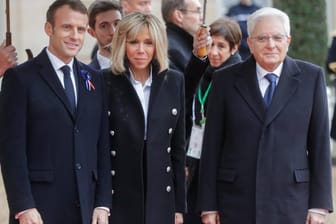 Emmanuel Macron, Brigitte Macron und Sergio Mattarella: Seit Wochen herrscht zwischen Frankreich und Italien eine angespannte Stimmung.
