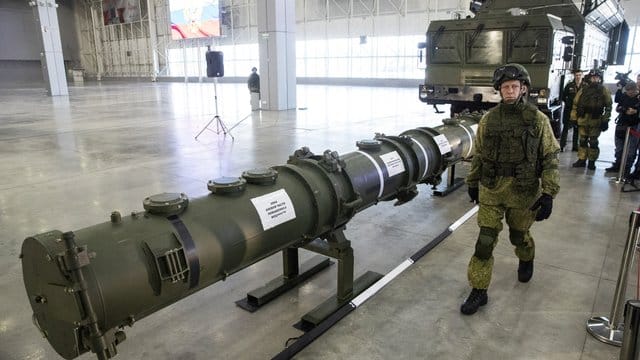 Ein russischer Offizier geht an dem neuen Marschflugkörper vom Typ 9M729 (Nato-Code: SSC-8) entlang. Ein russischer Offizier geht an dem neuen Marschflugkörper vom Typ 9M729 (Nato-Code: SSC-8) entlang.