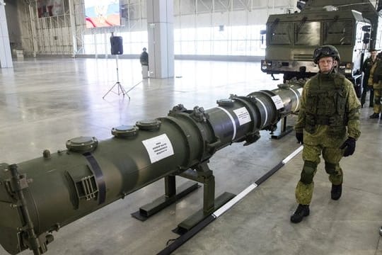 Ein russischer Offizier geht an dem neuen Marschflugkörper vom Typ 9M729 (Nato-Code: SSC-8) entlang.
