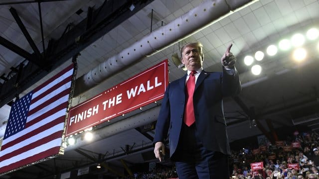 Trump beklagte sich auf der Bühne über "fake news". Trump beklagte sich auf der Bühne über "fake news".