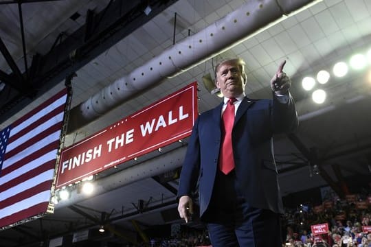 Trump beklagte sich auf der Bühne über "fake news".