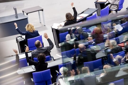Frauen und Männer im Bundestag: In Brandenburg müssen Parteien bei Wahlen schon zur Hälfte Frauen aufstellen.