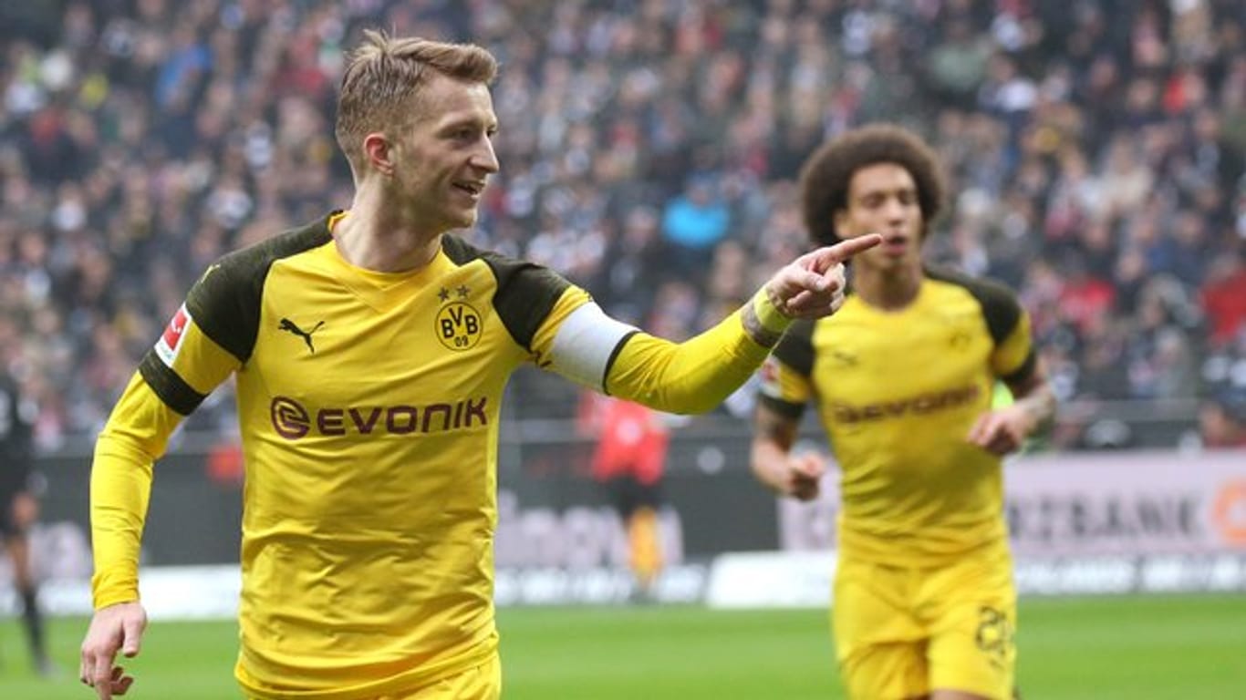 Marco Reus (l) feiert mit dem heranlaufenden Axel Witsel ein Tor für Borussia Dortmund.