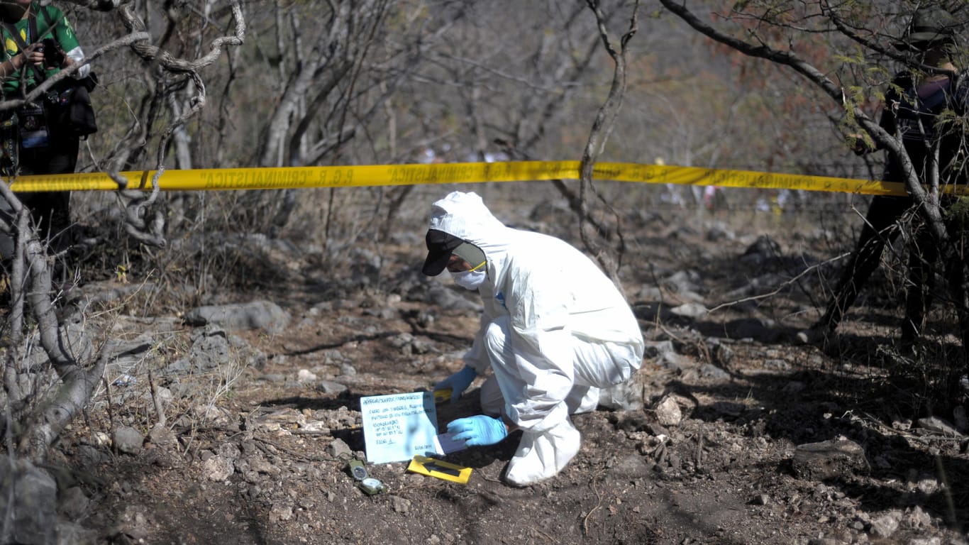 Ein Forensiker untersucht ein Grab in Mexiko