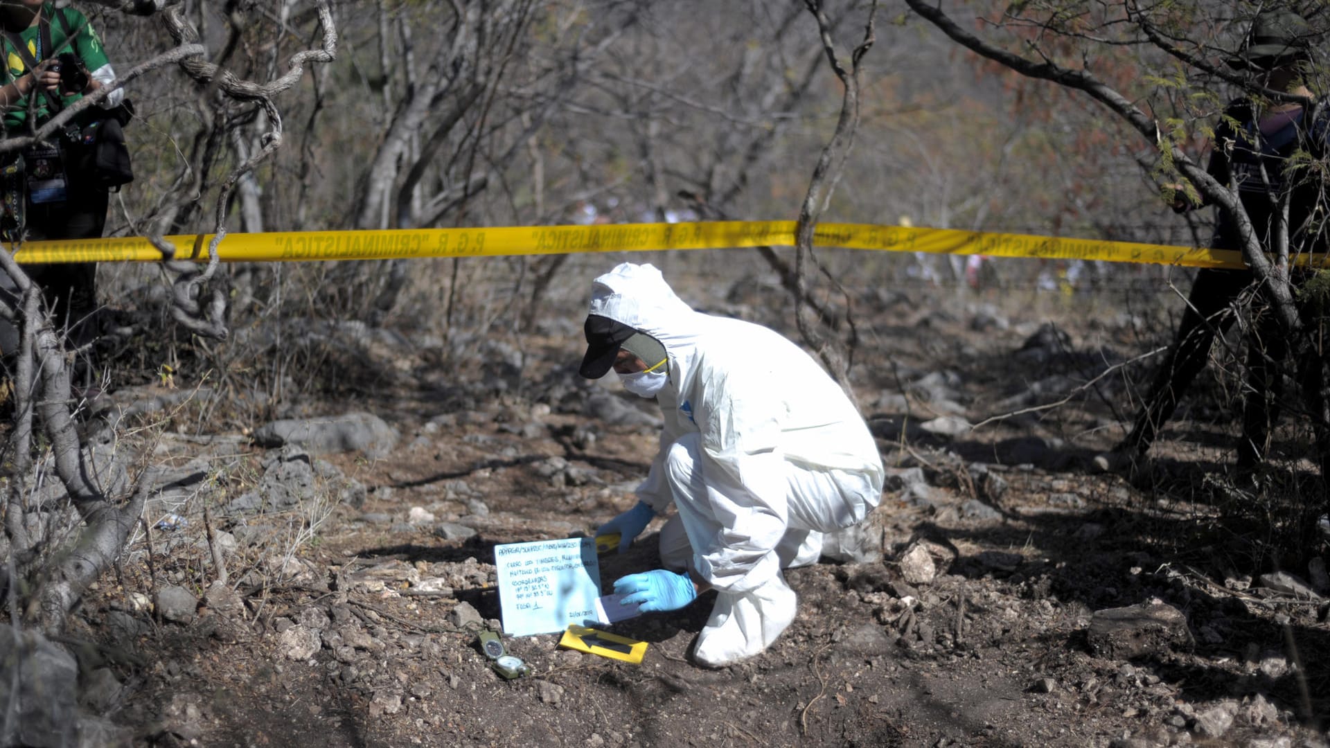 Ein Forensiker untersucht ein Grab in Mexiko Ein Forensiker untersucht ein Grab in Mexiko