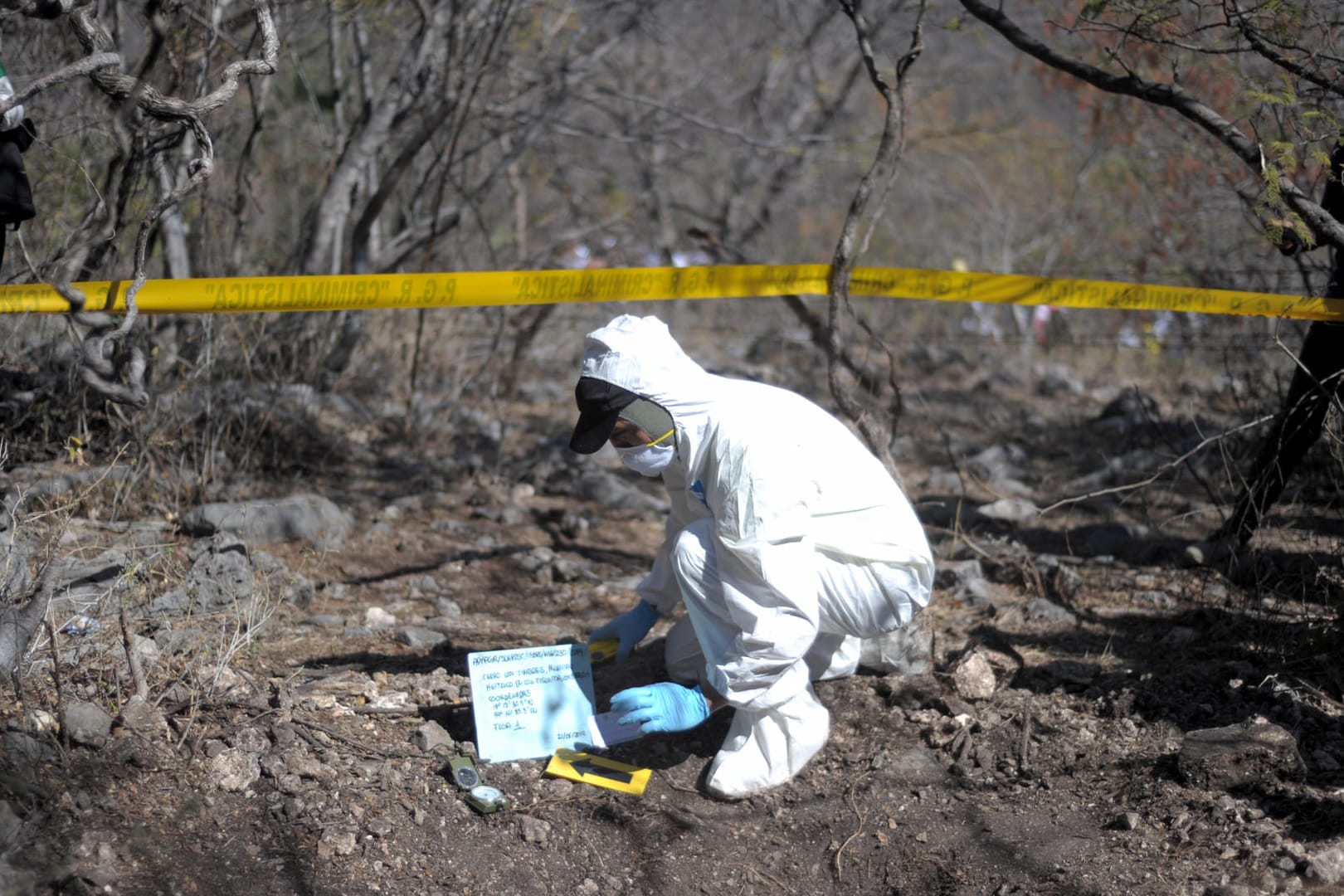 Ein Forensiker untersucht ein Grab in Mexiko