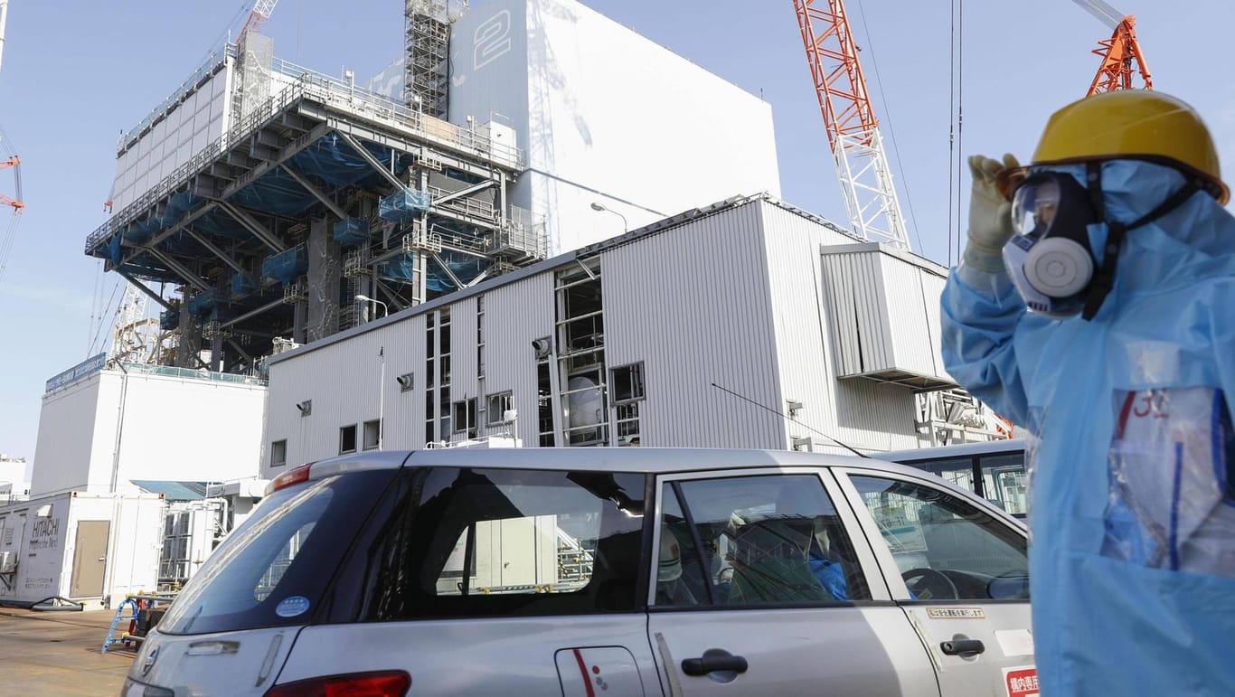 Tepco-Mitarbeiter vor Reaktor 2 des Atomkraftwerks Fukushima Daiichi: Erst 2021 will die Betreiber-Firma mit der Bergung des atomaren Brennstoffs beginnen.