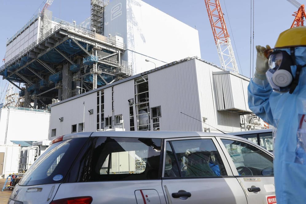 Tepco-Mitarbeiter vor Reaktor 2 des Atomkraftwerks Fukushima Daiichi: Erst 2021 will die Betreiber-Firma mit der Bergung des atomaren Brennstoffs beginnen.