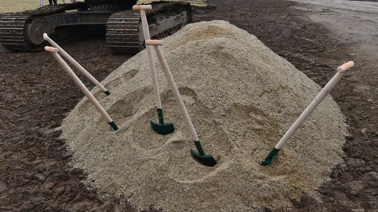 Spaten stecken in einem Sandhaufen: In Deutschland wird der Sand knapp.