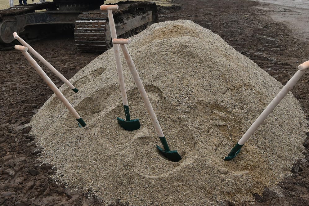 Spaten stecken in einem Sandhaufen: In Deutschland wird der Sand knapp.