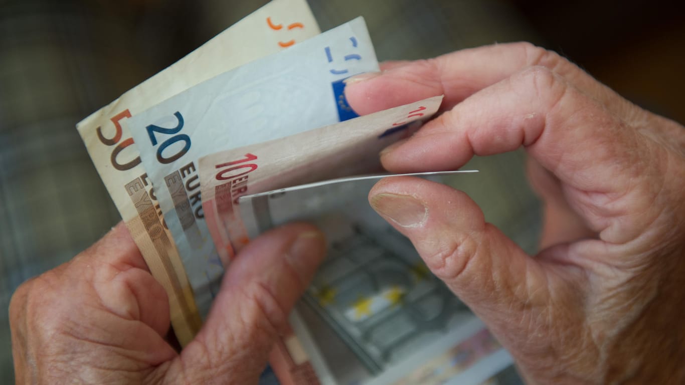 Rentner zählt Geldscheine: Mehrere Pensionskassen in Deutschland stehen unter Beobachtung.