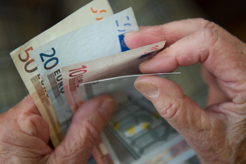 Rentner zählt Geldscheine: Mehrere Pensionskassen in Deutschland stehen unter Beobachtung.