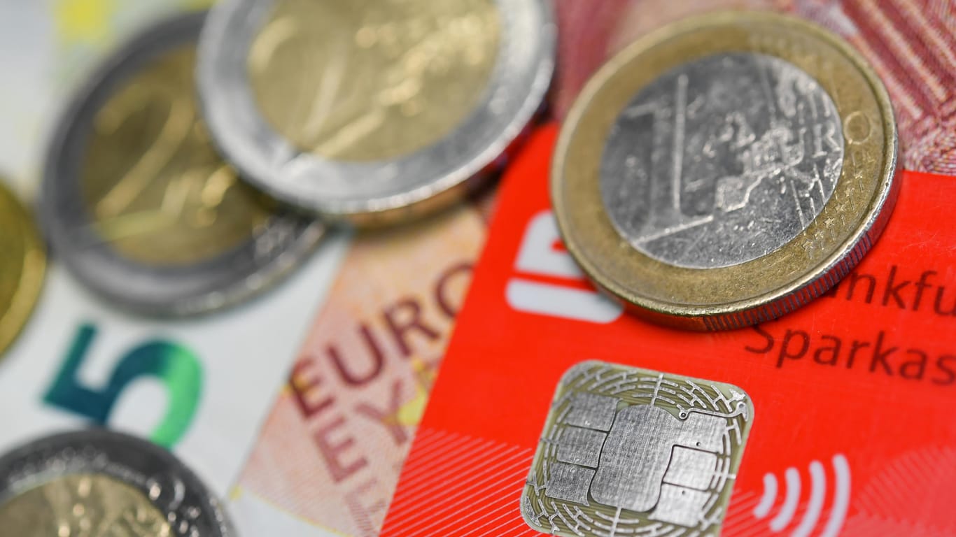 Bargeld und EC-Karte: Die Bundesbank hat die Studie "Kosten der Bargeldzahlung im Einzelhandel" vorgestellt.