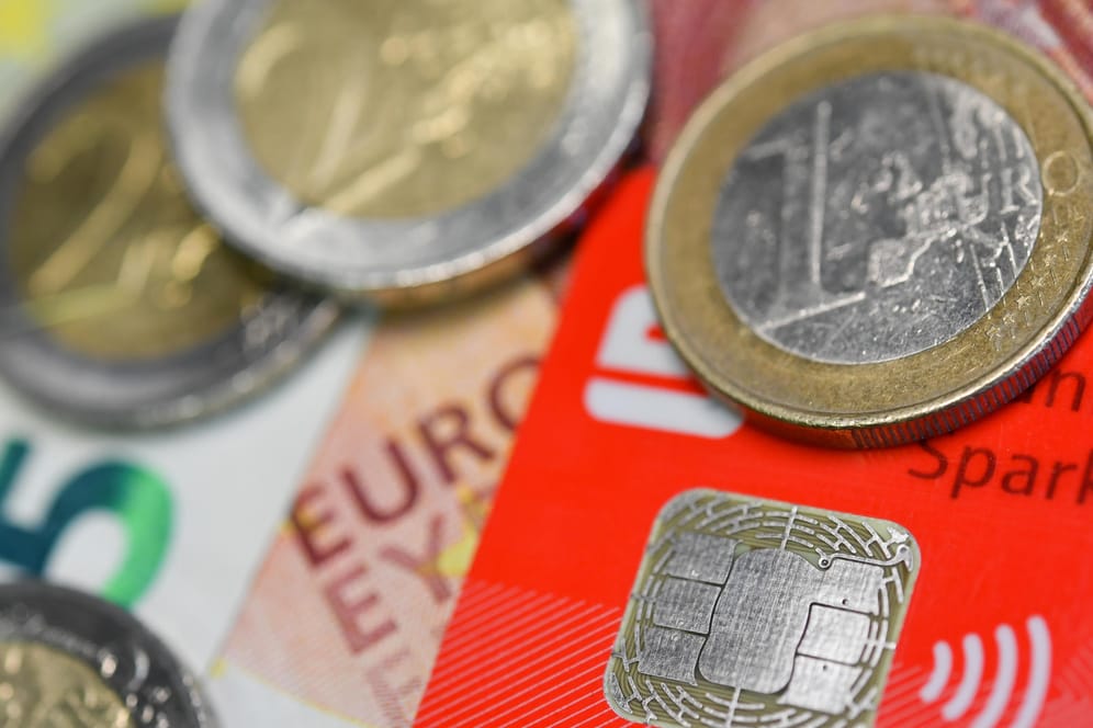 Bargeld und EC-Karte: Die Bundesbank hat die Studie "Kosten der Bargeldzahlung im Einzelhandel" vorgestellt.