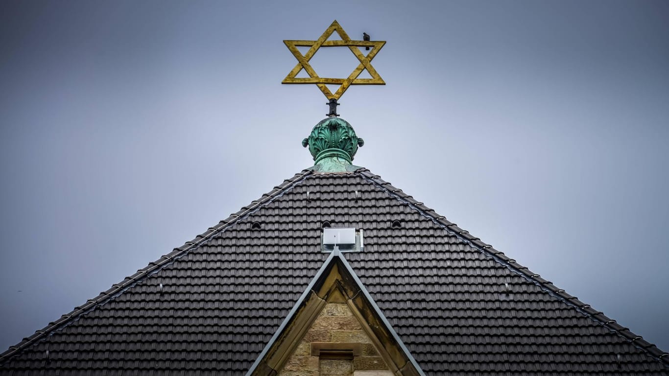 Davidstern über der Kölner Synagoge: Im vergangenen Jahr hat die Polizei bundesweit 1646 antisemitische Straftaten registriert; 2017 waren es 1504.