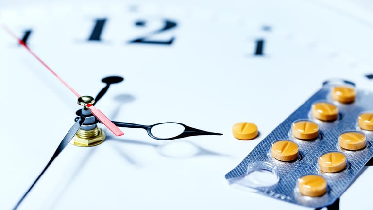 Uhrzeiger und Tabletten: Frühzeitiges Absetzen von Antibiotika erhöht das Risiko, dass sich Resistenzen bilden.